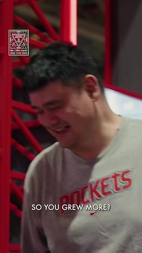 和自己海報比身高！姚明打趣：我還在長身體、鞋裡塞了東西😂