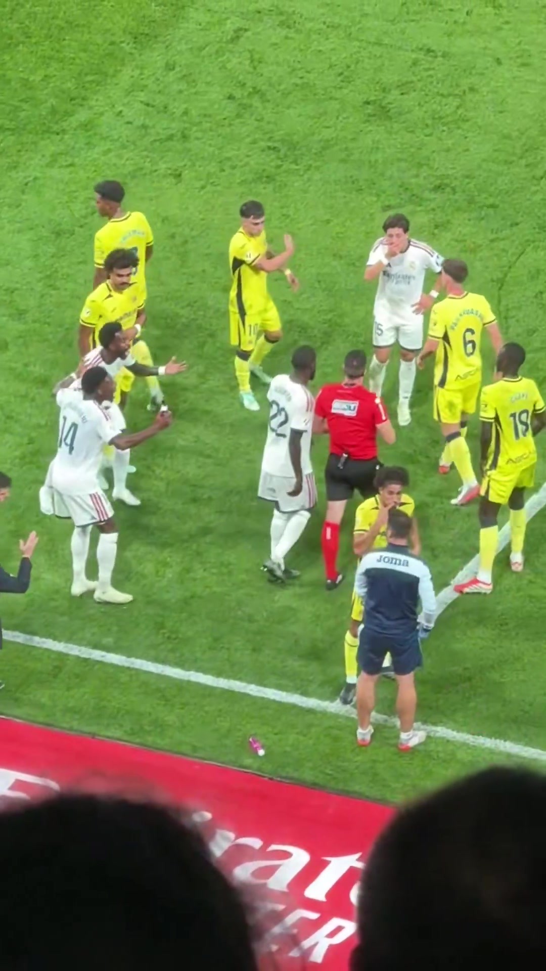 被追加停赛！实拍：维尼修斯被出示红牌后，愤怒冲向裁判抗议判罚